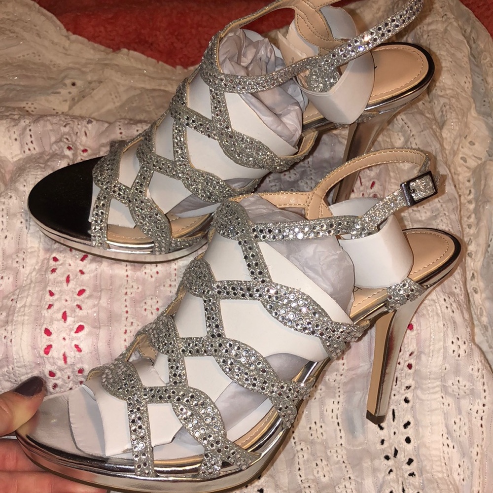 Bridal/Wedding/Formal Silver Sparkles Size 7 heels   **New in box**